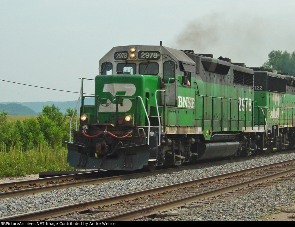 BNSF 2978 blasts toward the La Pointe St. crossing